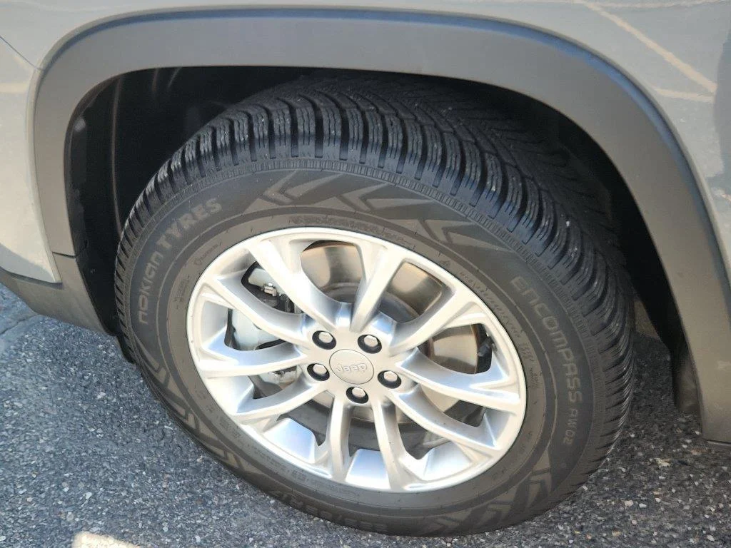 Used 2022 Sting-Gray Clearcoat Jeep Latitude Lux image 17