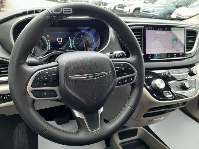 Used 2022 Brilliant Black Crystal Pearlcoat Chrysler Touring L image 11
