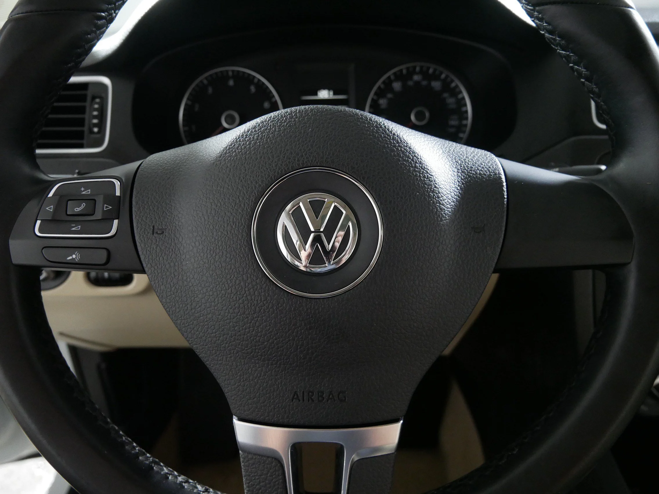 Used 2014 Candy White Volkswagen SE w/Connectivity/Sunroof image 25