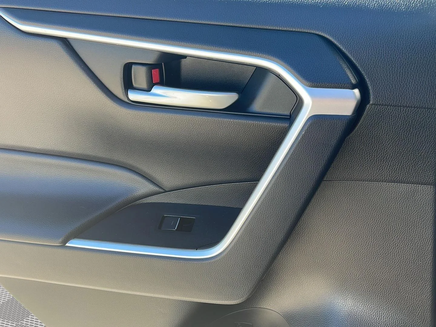 Used 2025 Silver Sky Metallic Toyota XLE image 17