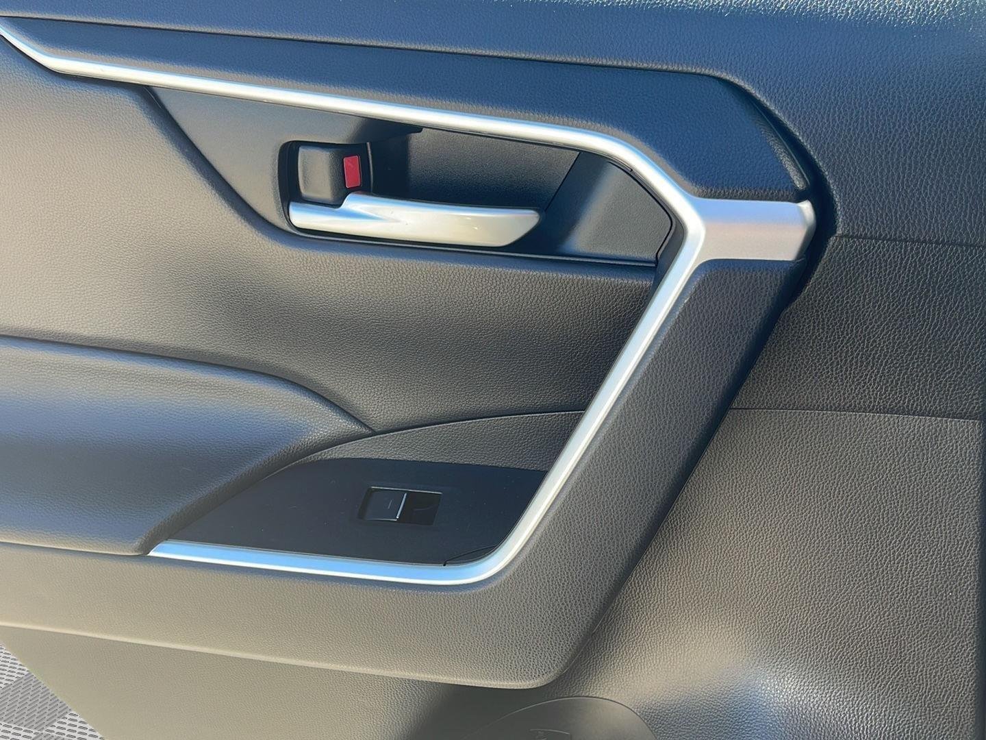2025 Toyota RAV4 XLE - Photo 17