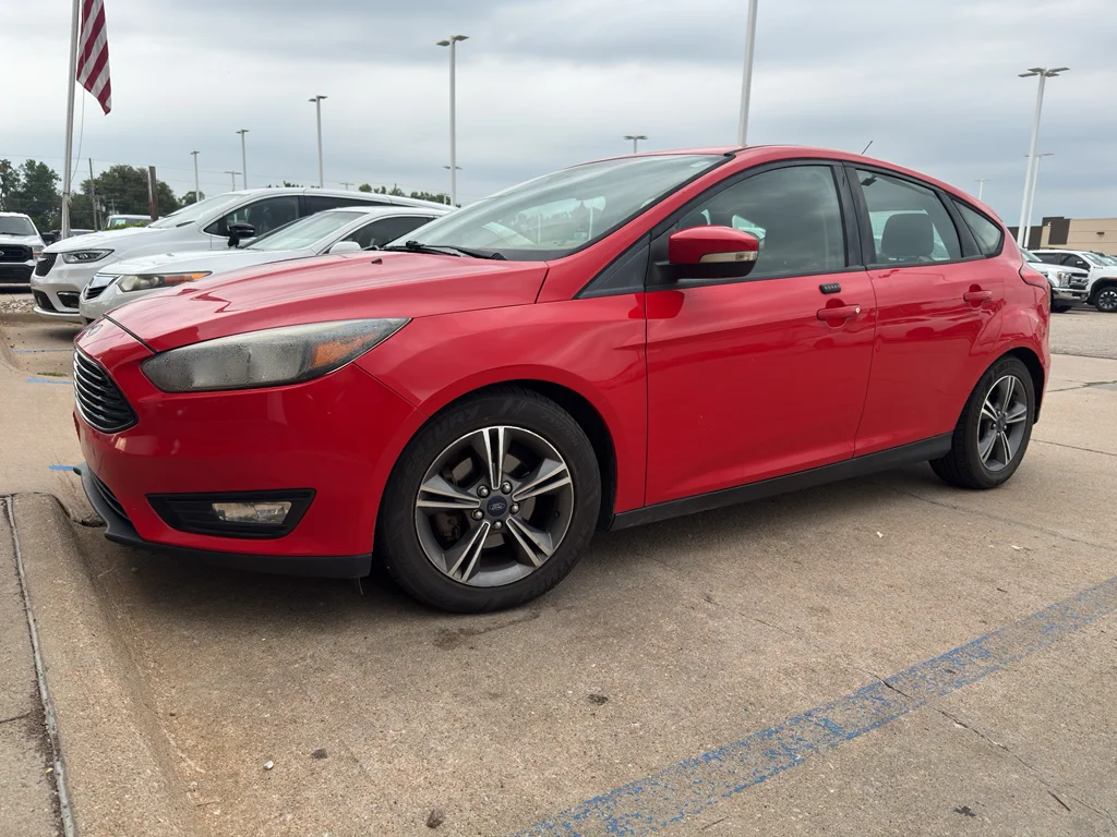 Used 2016 Race Red Ford SE image 9