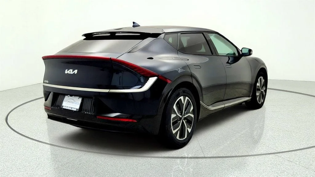 Used 2023 Gravity Blue Kia Wind RWD image 5