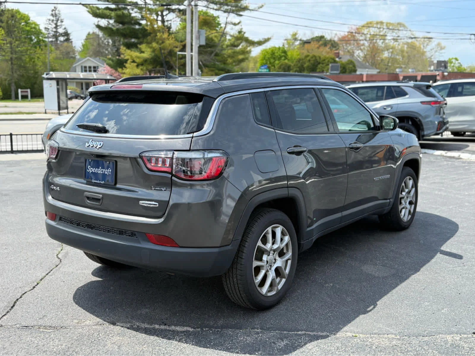 Used 2022 Granite Crystal Metallic Clearcoat Jeep Latitude Lux image 7