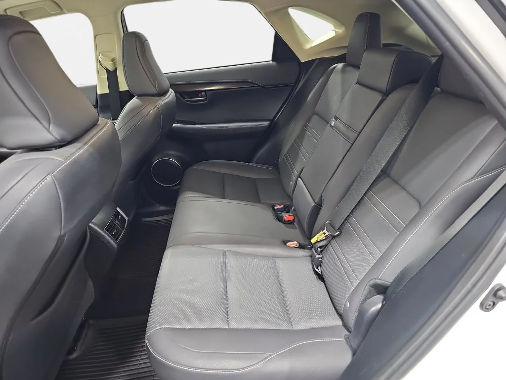 Used 2019 White Lexus 300h image 13