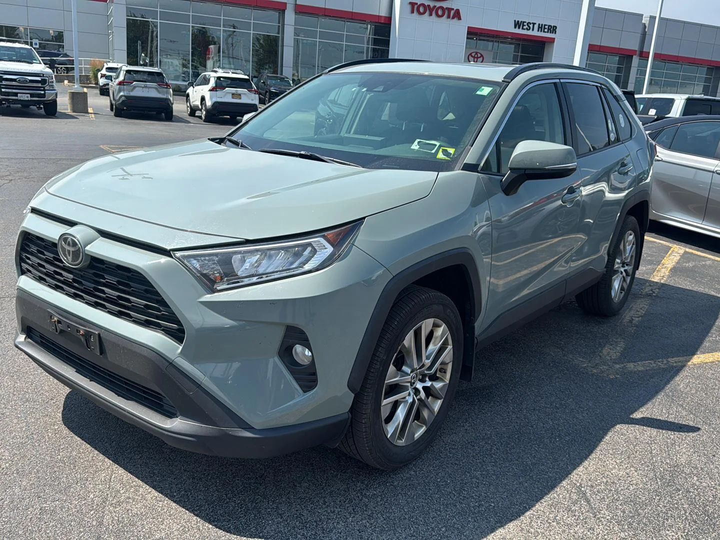 Used 2019 Lunar Rock Toyota XLE Premium image 3