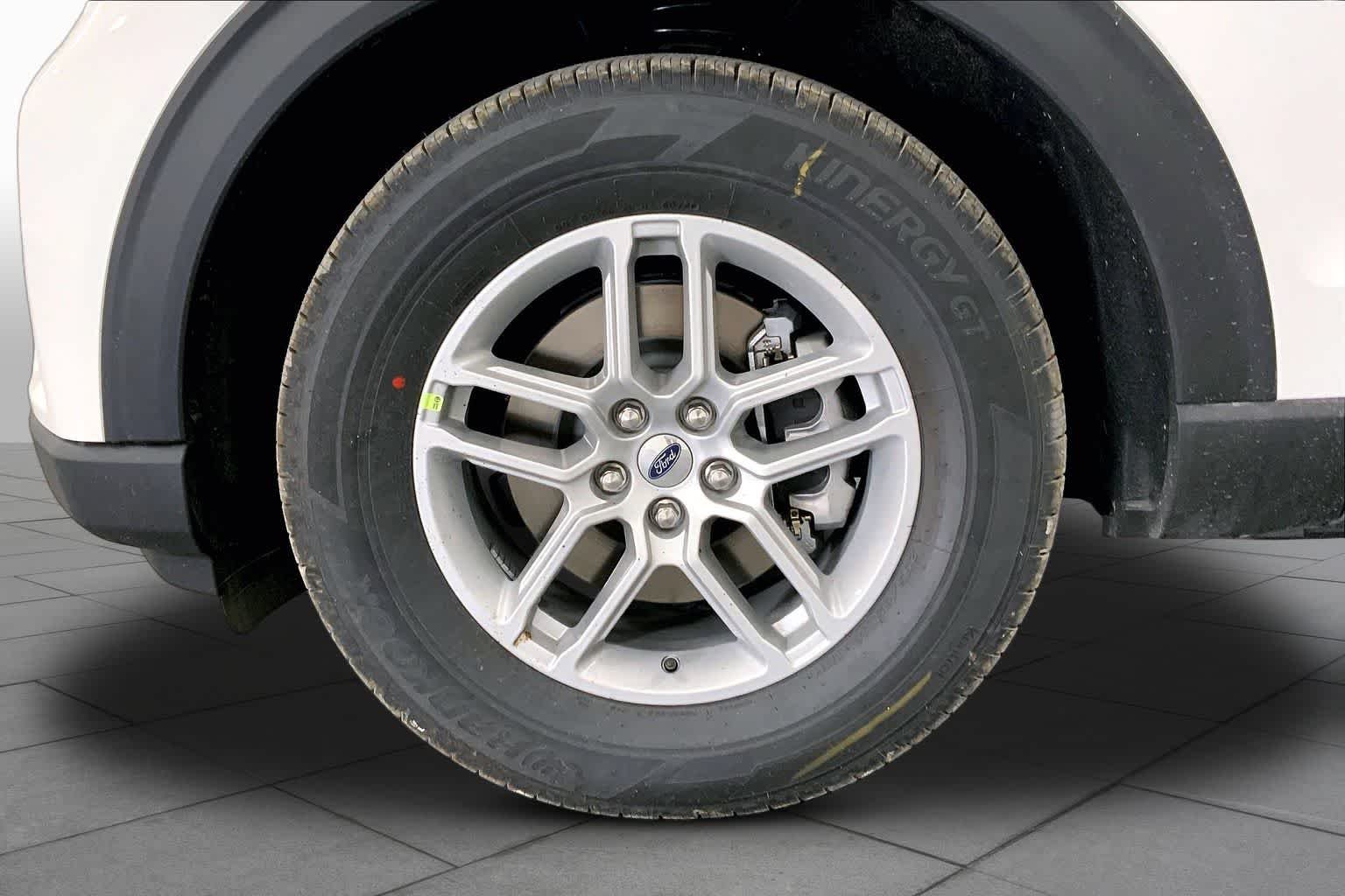 New 2026 Star White Metallic Tri-Coat Ford Active image 9