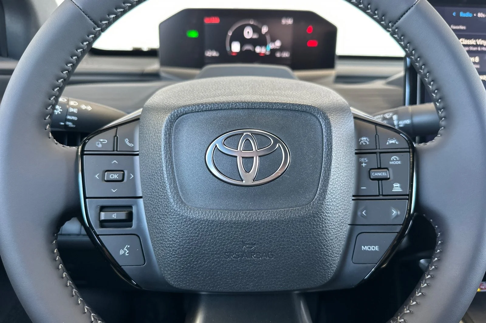 New 2026 Wind Chill Pearl <sup>1</sup> Toyota  SE image 22