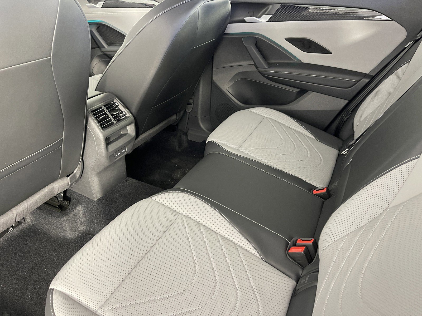 2025 Volkswagen Tiguan SE - Photo 33