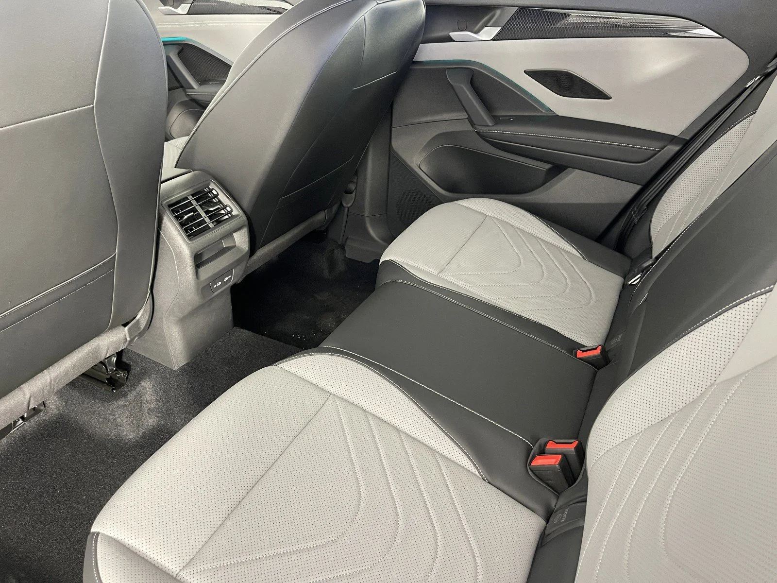 2025 Volkswagen Tiguan SE - Photo 33