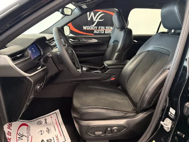 Used 2023 Black Jeep Altitude image 9
