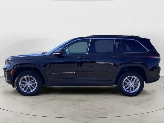 Certified Used 2025 Diamond Black Jeep Laredo X image 2