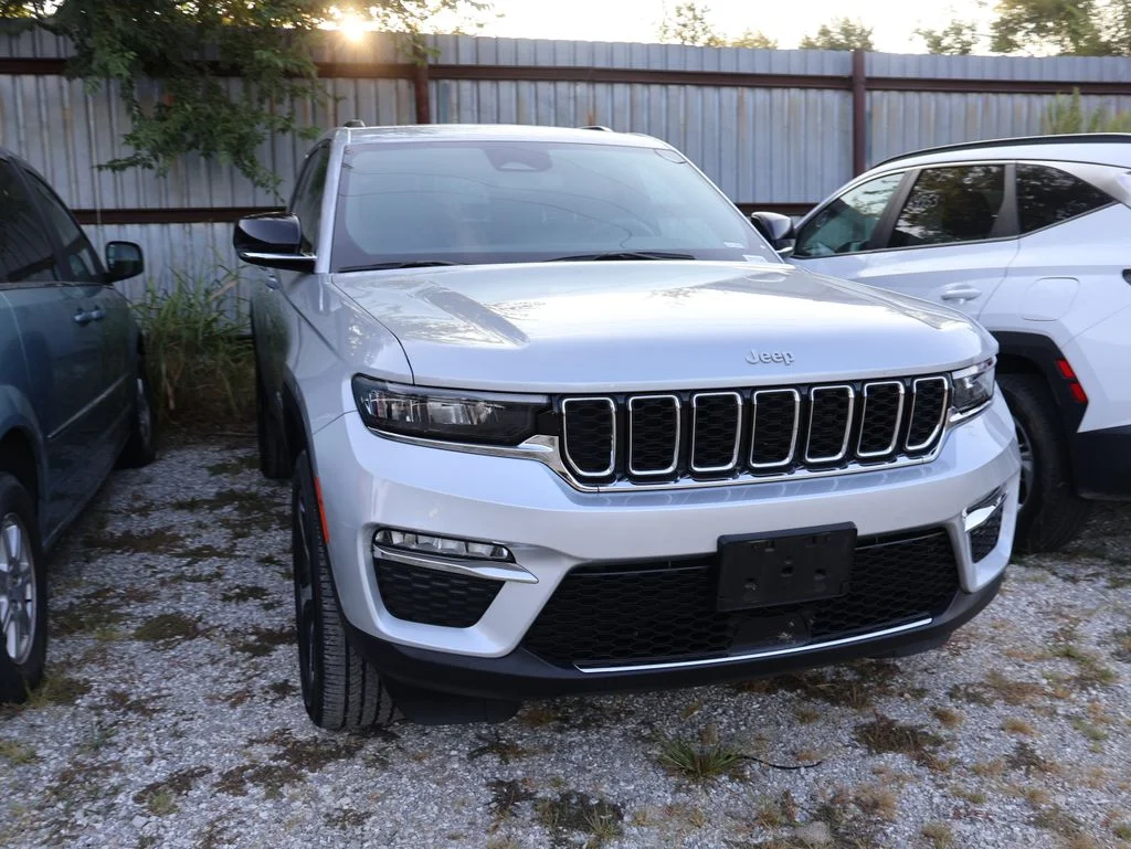 Used 2024 Silver Jeep Limited image 9