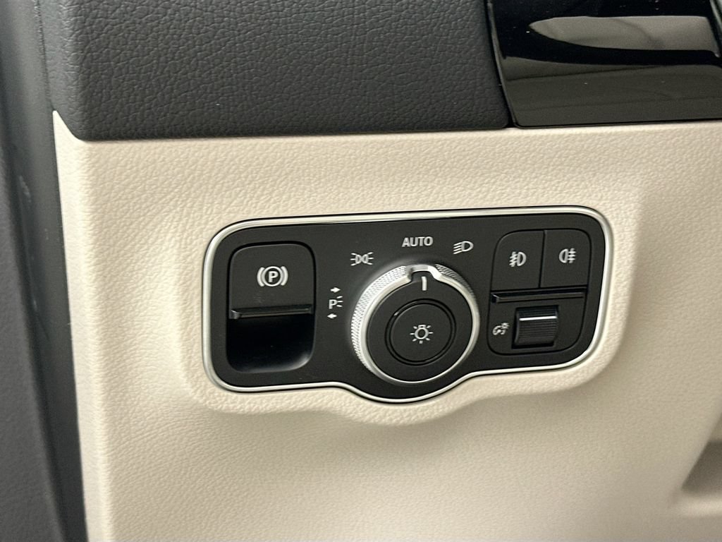 New 2026 Polar White Mercedes-Benz GLA 250 image 42