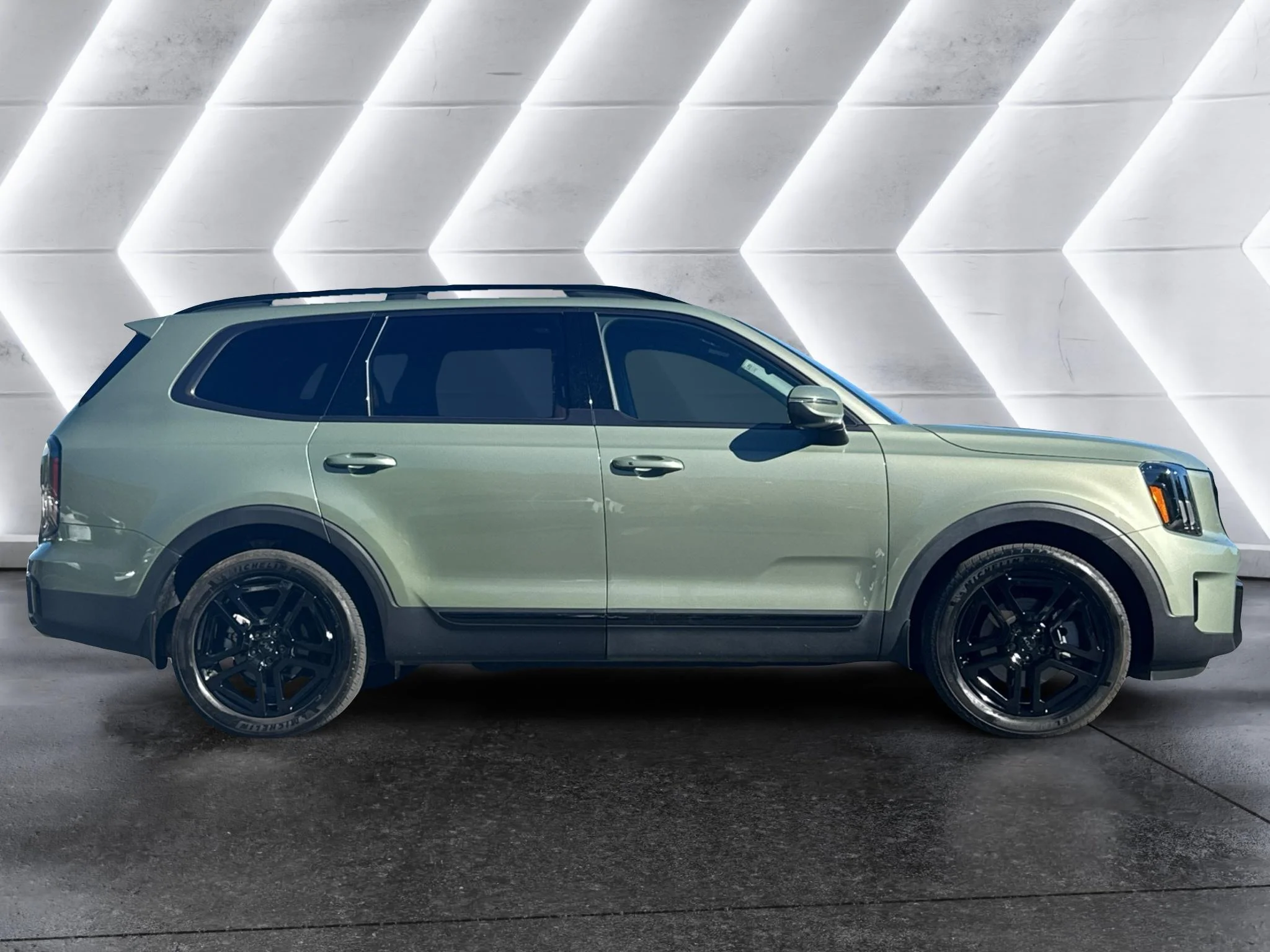 Used 2025 Jungle Green Kia EX X-Line image 4