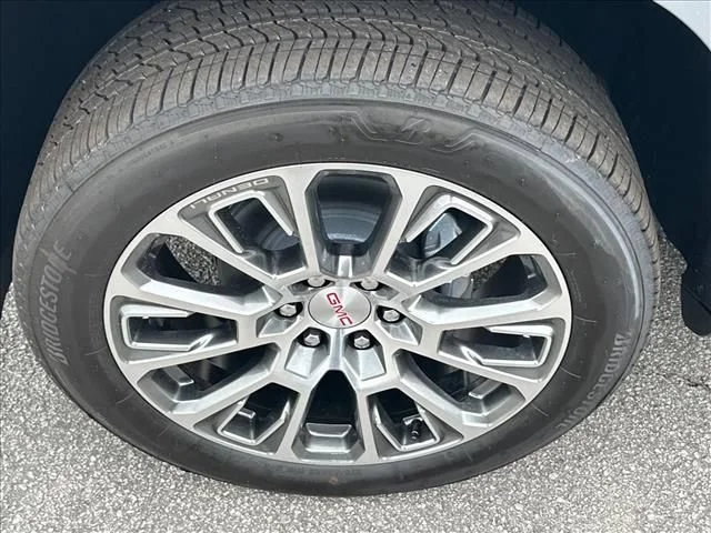 2026 GMC Yukon XL Denali - Photo 18