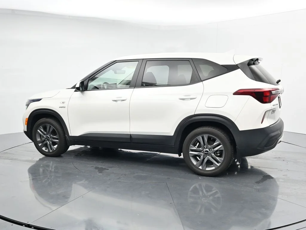 Used 2022 White Kia LX image 5