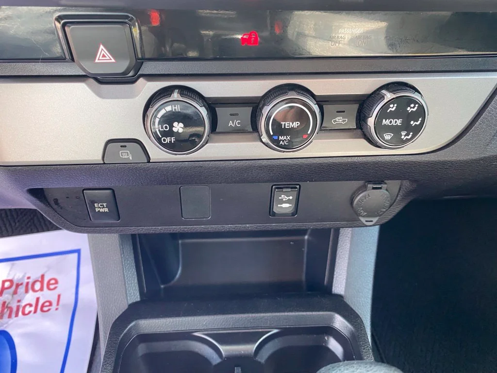 Used 2016 White Toyota SR5 image 21