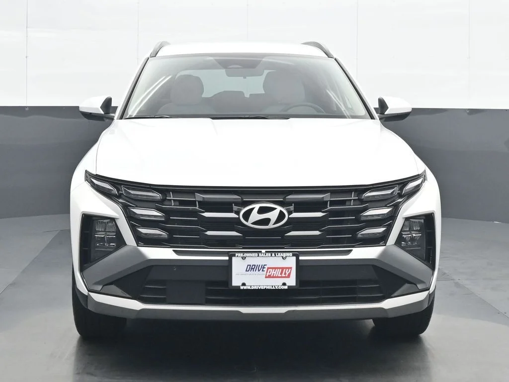 Used 2025 White Hyundai SEL image 1