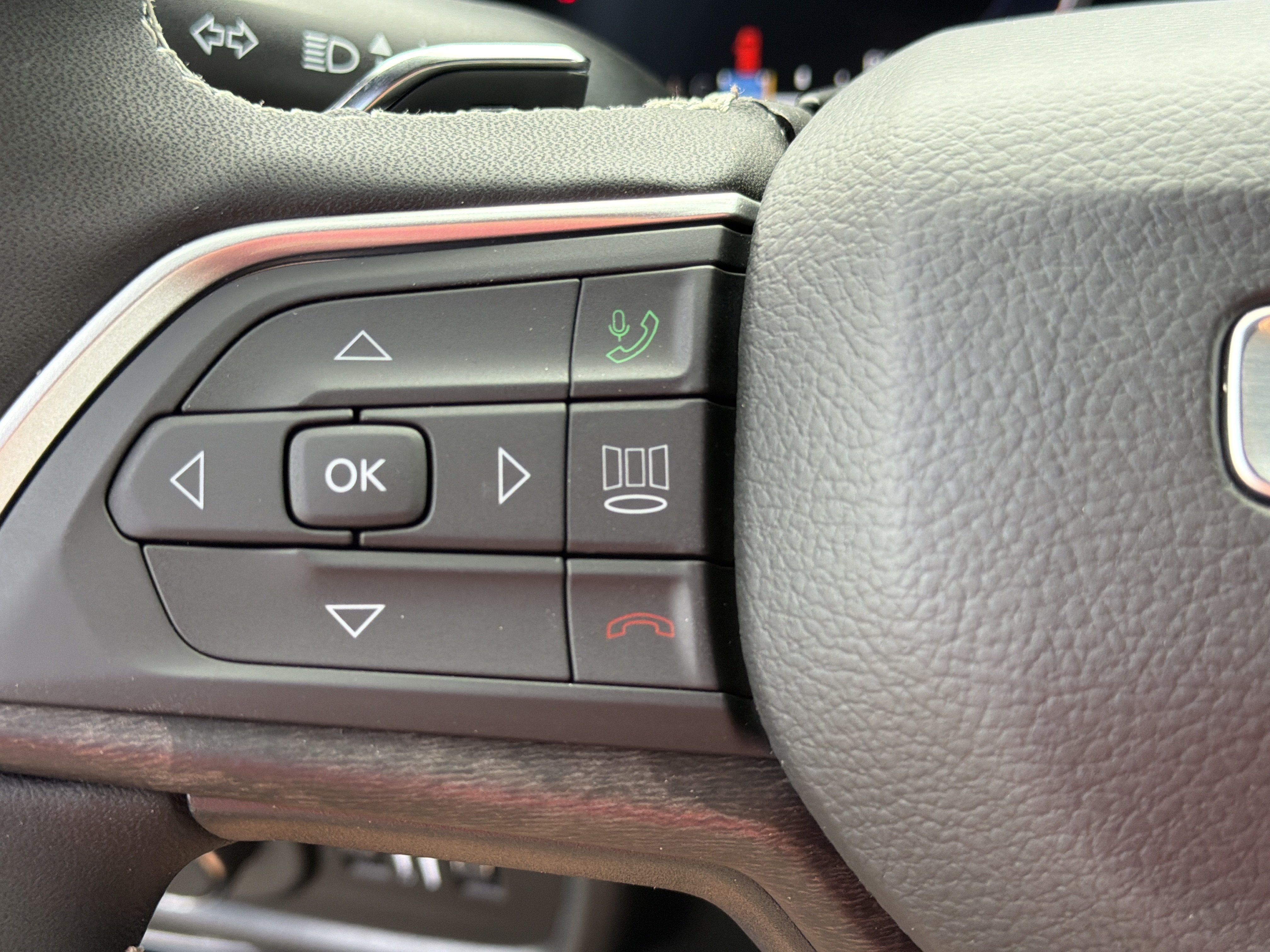 New 2026 Baltic Gray Metallic Clear-Coat Exterior Paint Jeep Laredo Altitude image 24