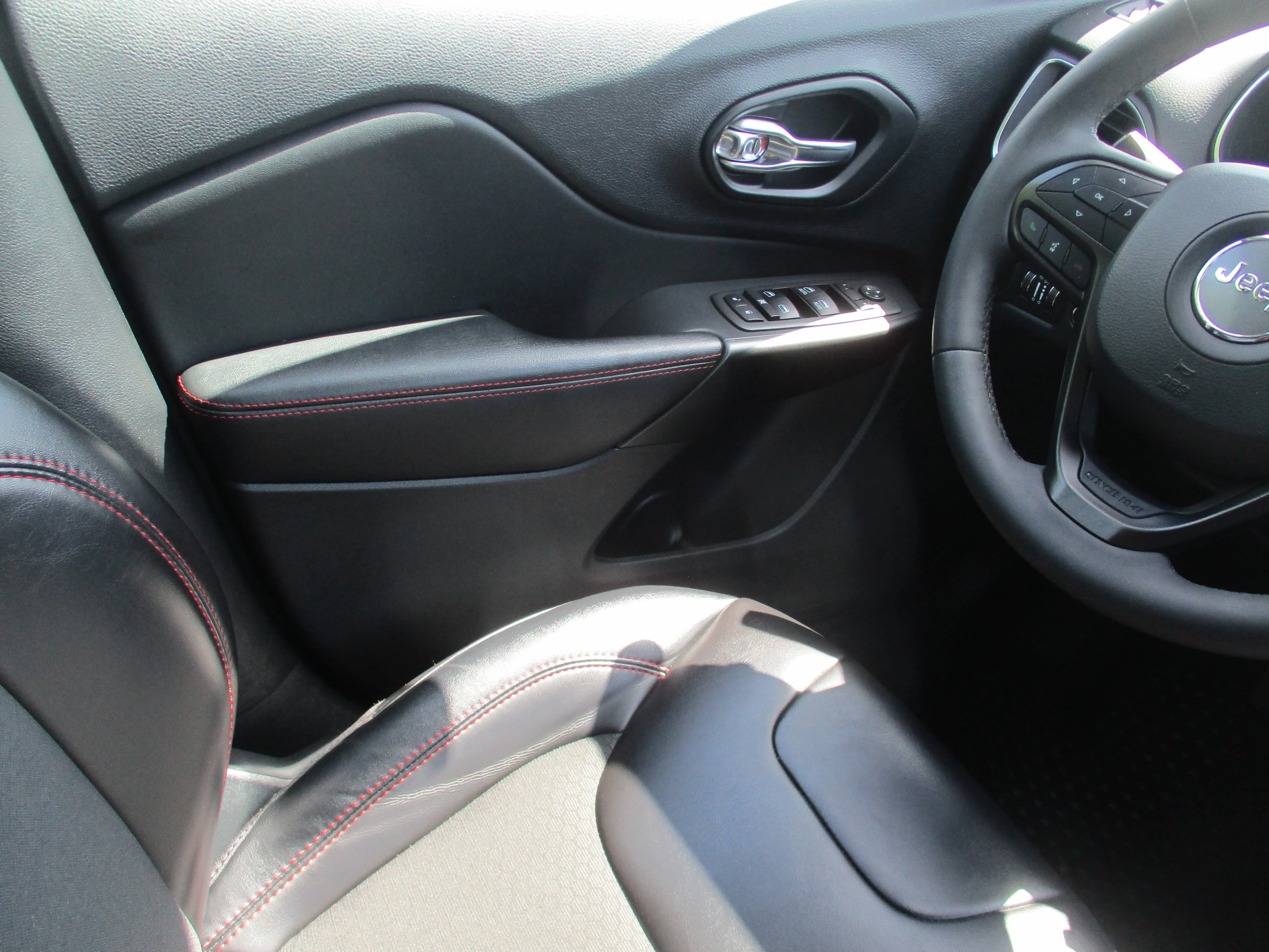 Used 2022 Hydro Blue Pearlcoat Jeep Trailhawk image 25
