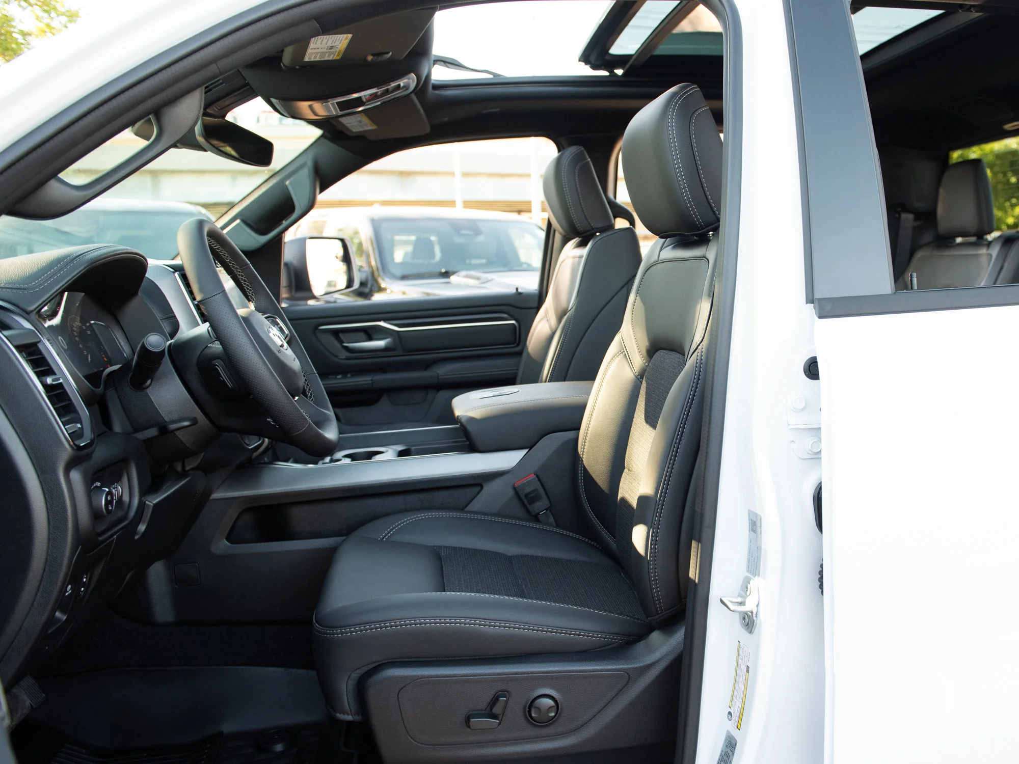 New 2026 White RAM Sport* Crew Cab 4x4, 5.7L HEMI V8, Panoramic Sunroof, 3.92 Rear Axle image 22