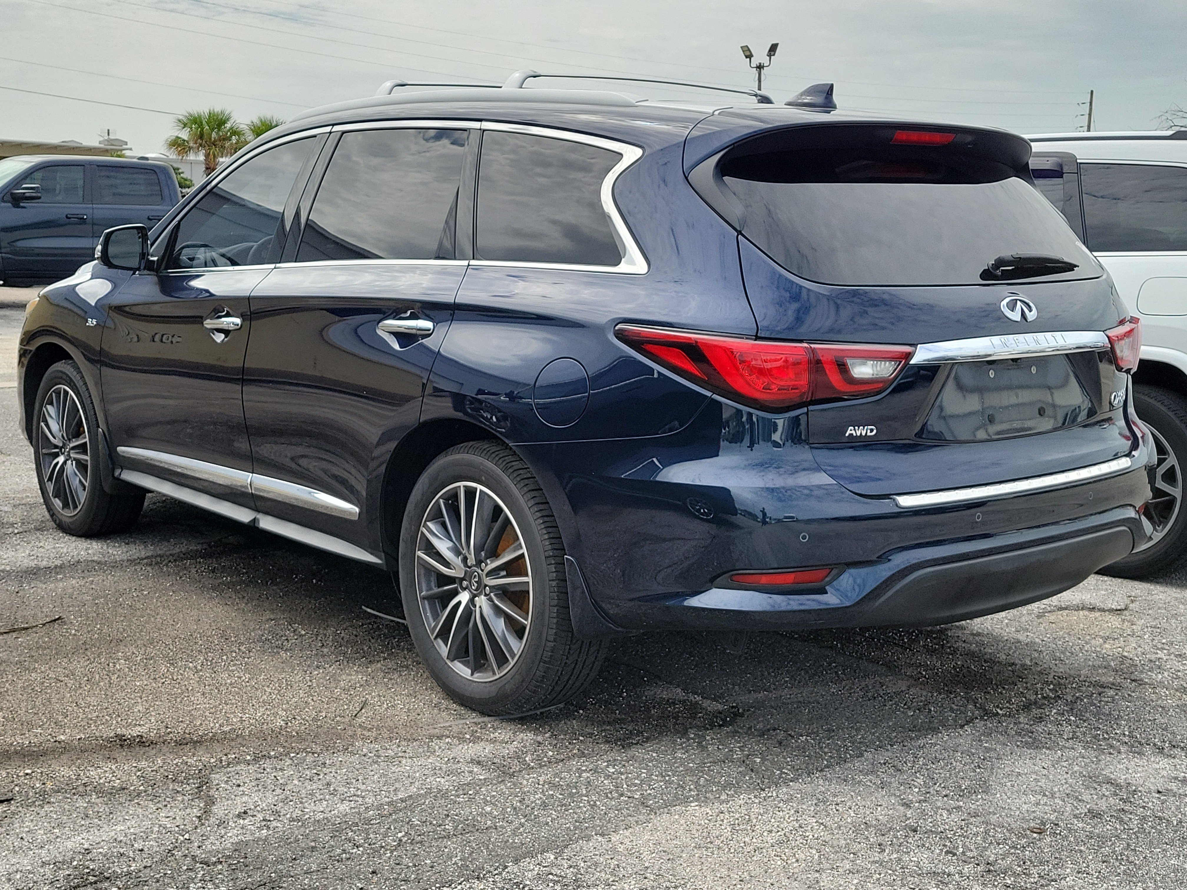 Used 2020 Hermosa Blue INFINITI LUXE image 4