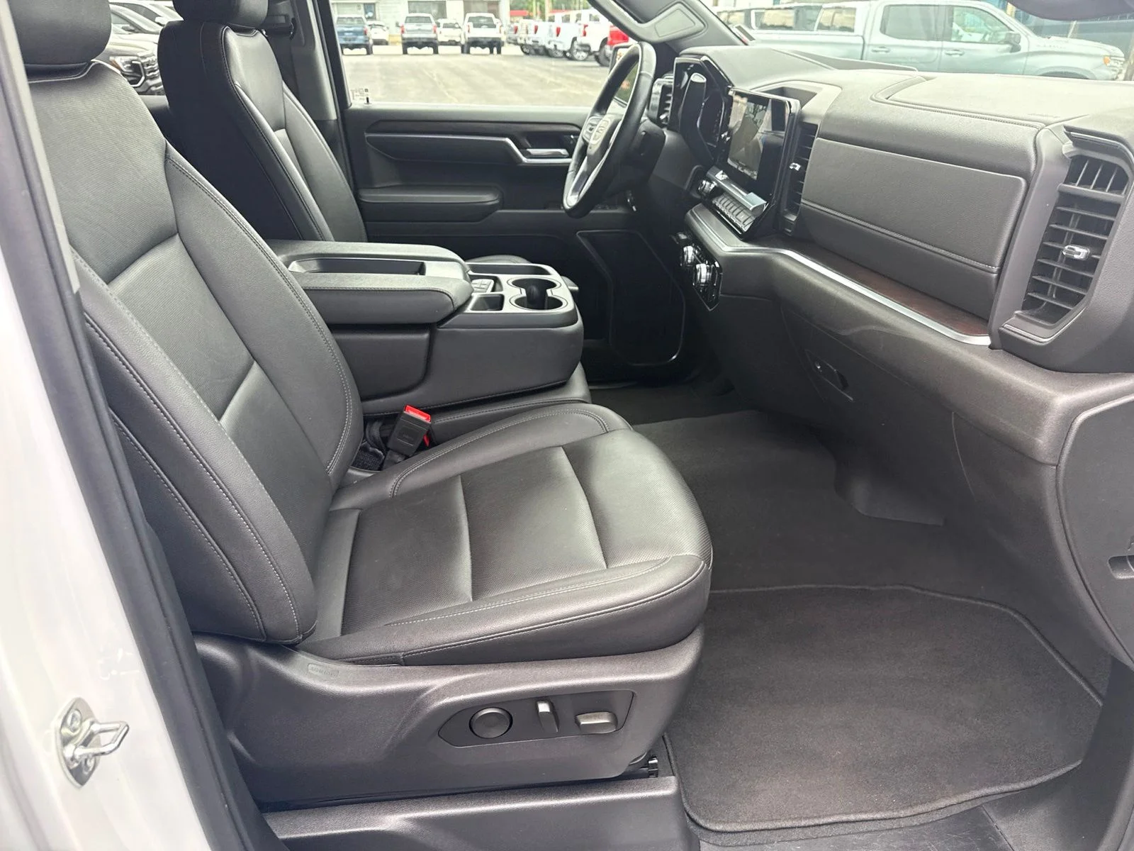Used 2025 White GMC SLT image 21