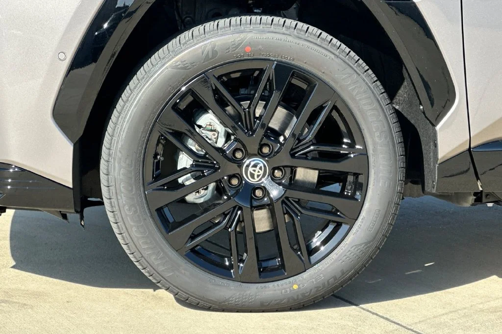 New 2026 Meteor Shower with Midnight Black Metallic roof <sup>1</sup> Toyota  XSE image 13