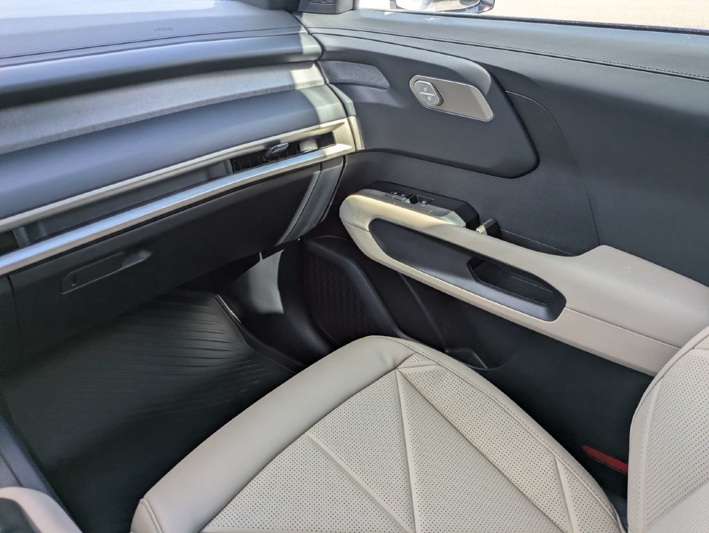 New 2027 Glacial White Pearl Kia EX image 22