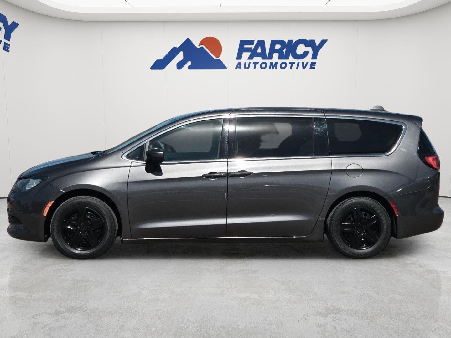 Used 2019 Granite Crystal Metallic Clearcoat Chrysler L image 10