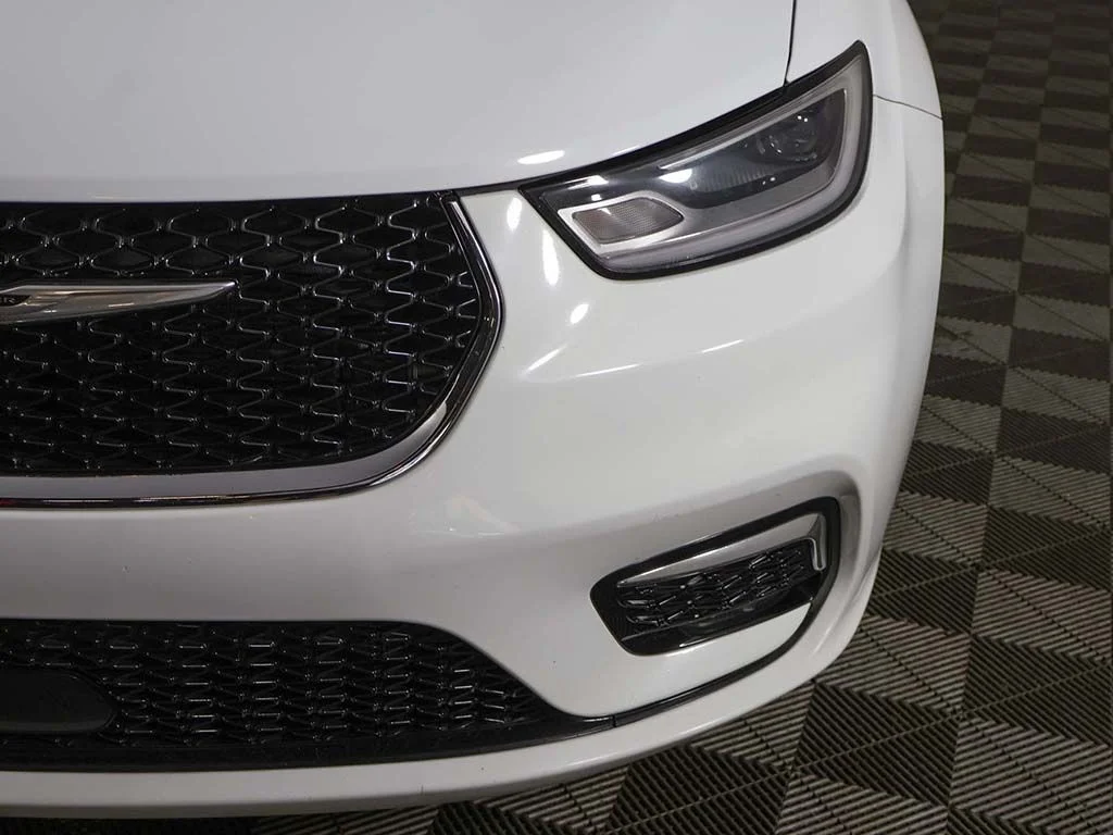 Used 2022 Bright White Clearcoat Chrysler Touring L image 14