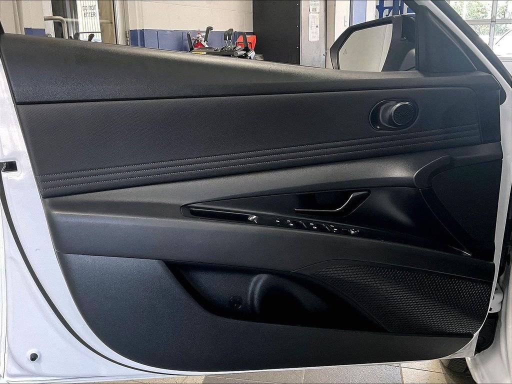 Used 2025 White Hyundai SEL Sport image 9
