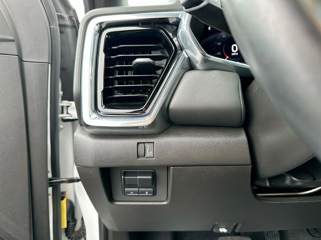 Used 2025 White GMC Elevation image 8
