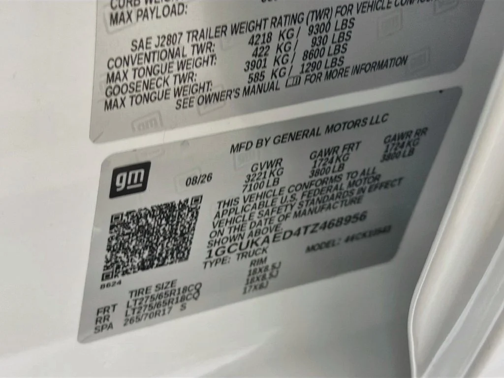 New 2026 Summit White Chevrolet WT image 28