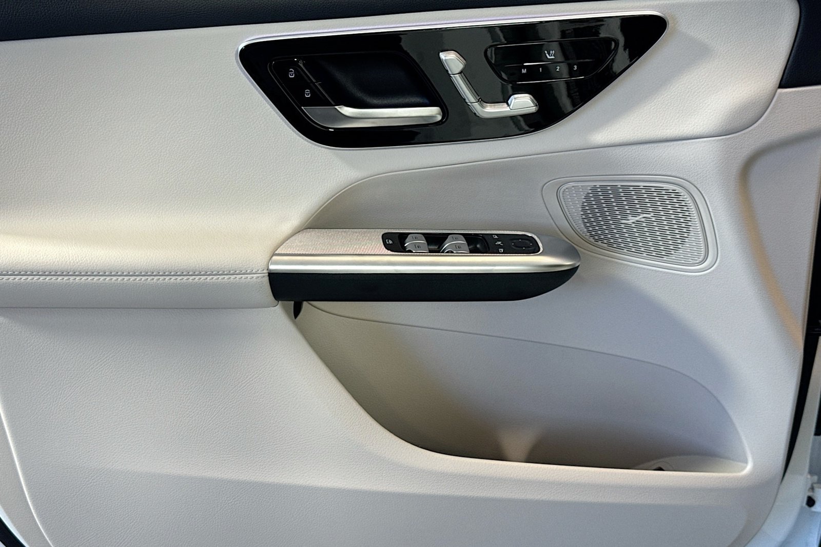 New 2026 Polar White Mercedes-Benz GLC 300 image 16
