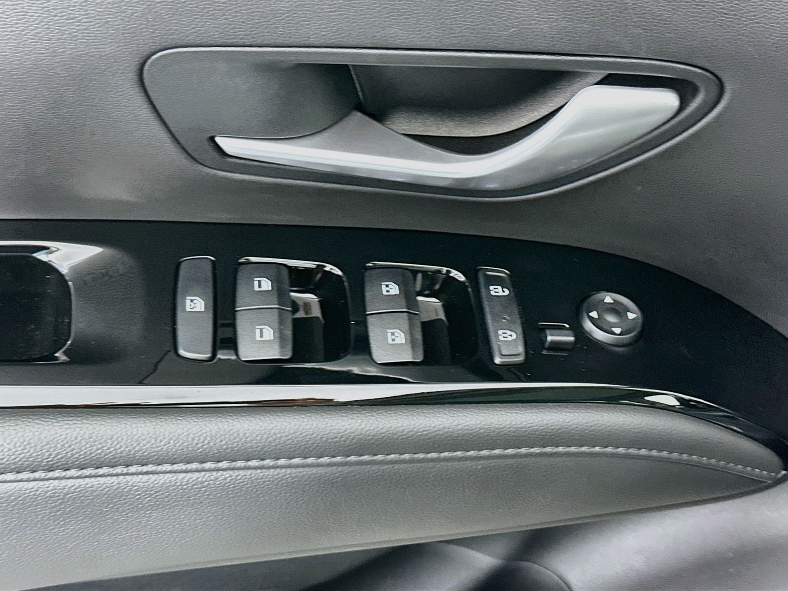 Used 2023 Amazon Gray Hyundai Limited image 19