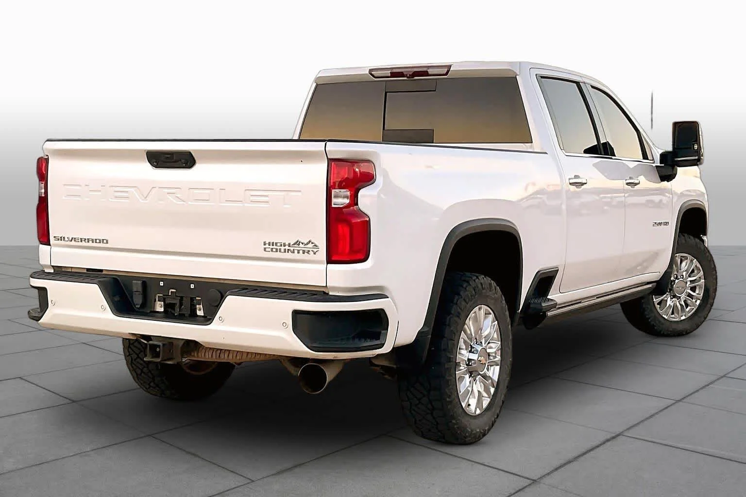 Used 2022 Iridescent Pearl Tricoat Chevrolet High Country image 12