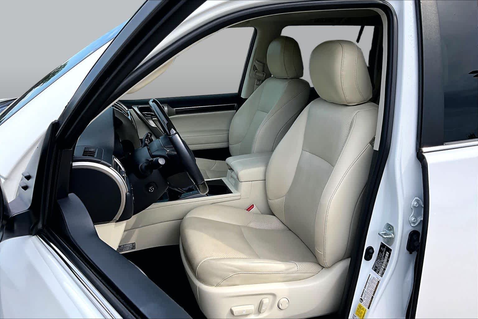 Used 2020 Starfire Pearl Lexus Luxury image 8
