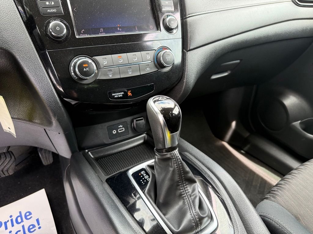 Used 2018 Blue Nissan S image 15