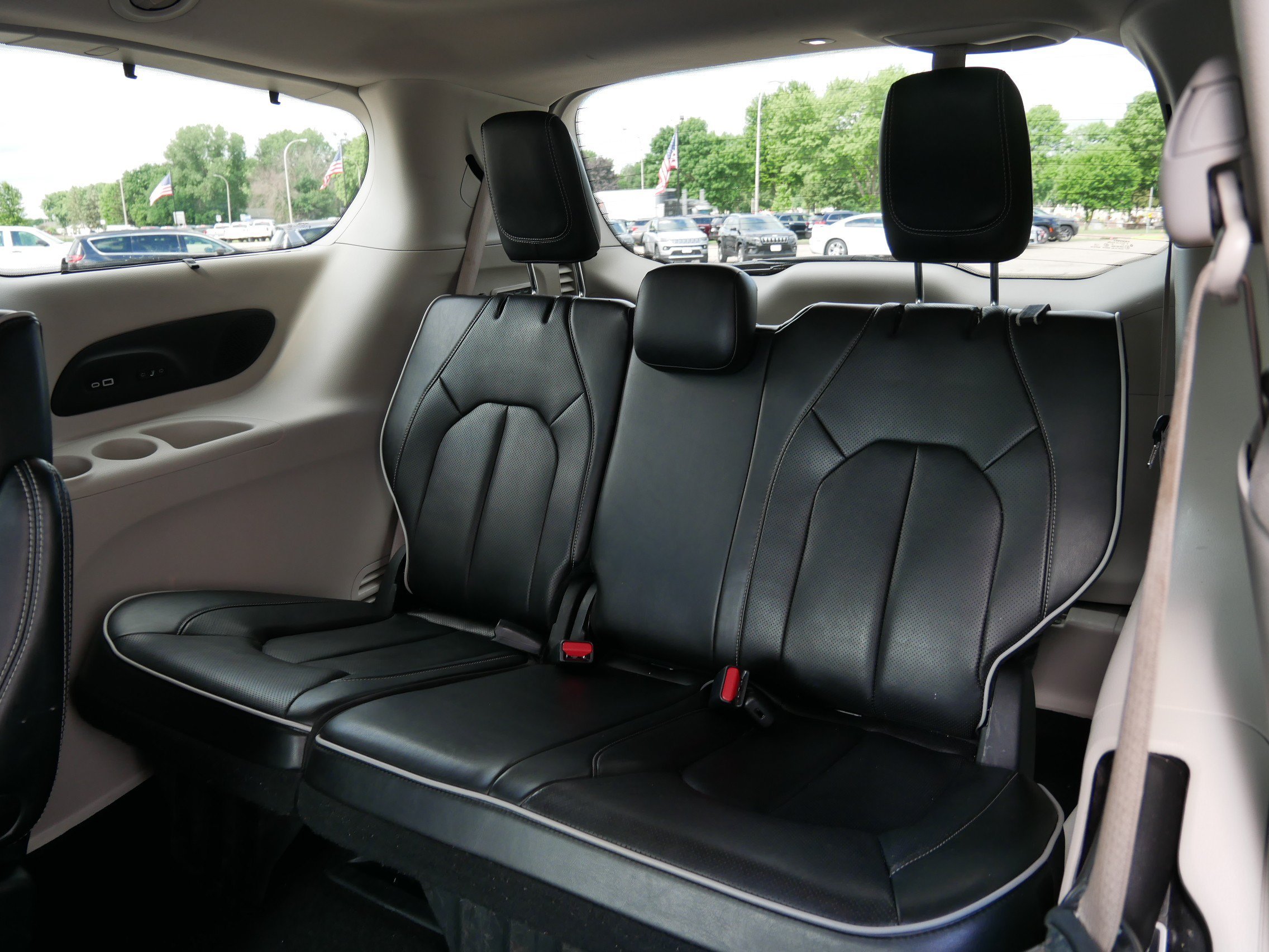 Used 2022 Brilliant Black Crystal Pearlcoat Chrysler Limited image 12