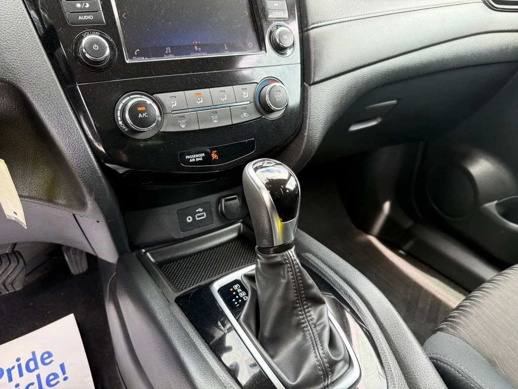 Used 2018 Blue Nissan S image 15