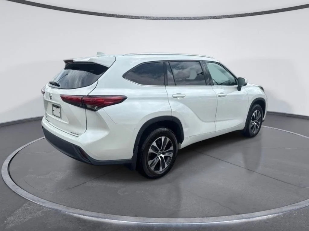 Used 2020 White Toyota XLE image 7
