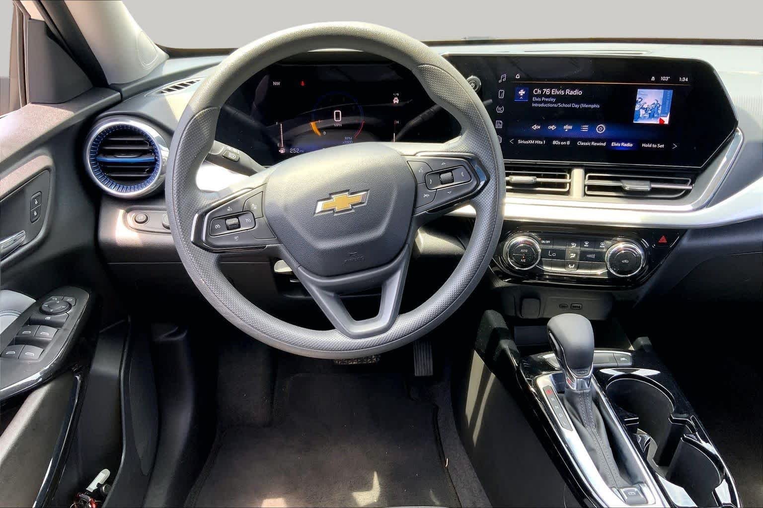 Used 2025 Summit White Chevrolet LT image 6