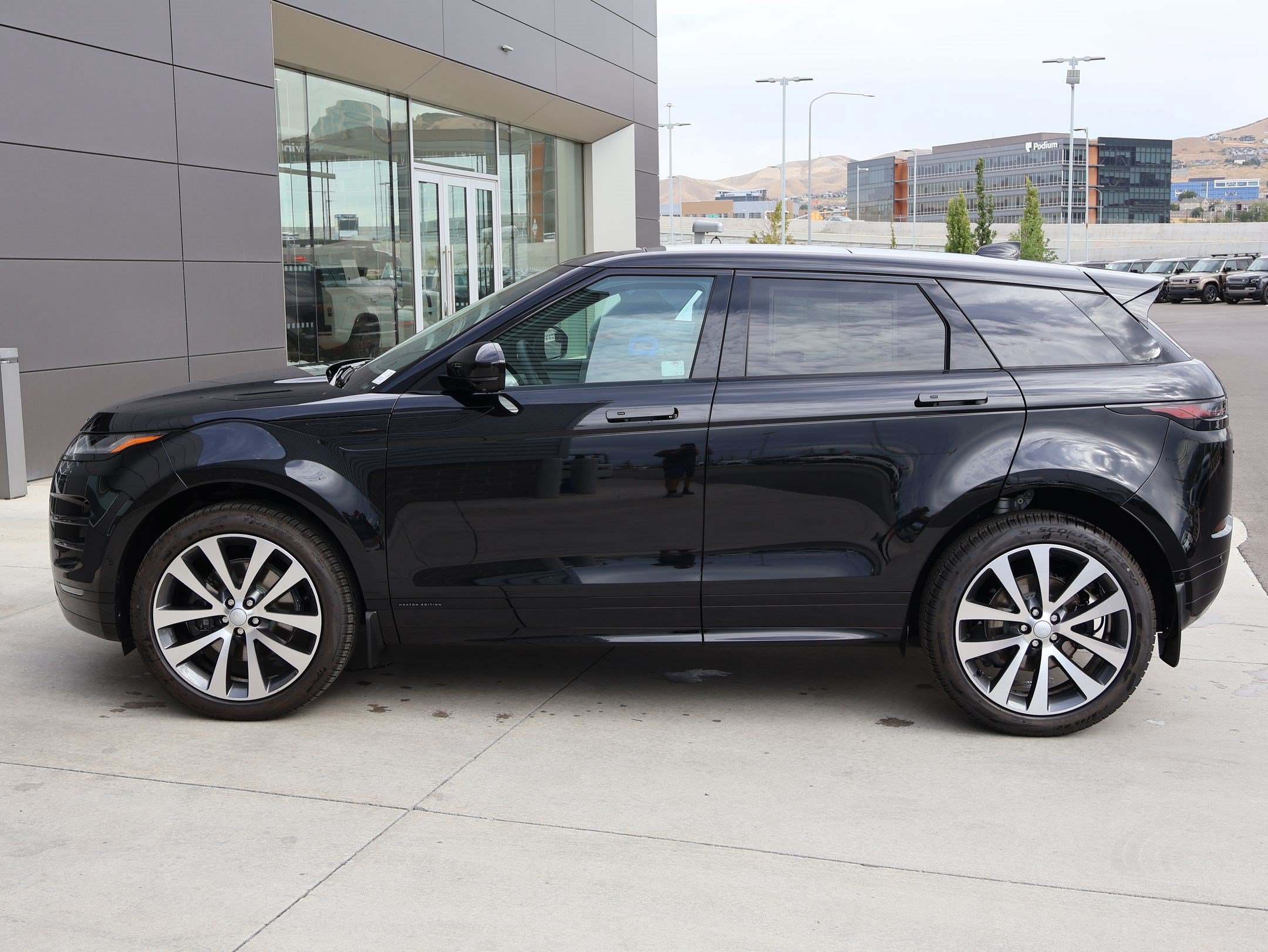 New 2026 Santorini Black LAND ROVER Hoxton Edition image 9