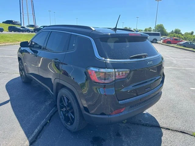 Used 2022 Black Jeep Latitude image 5