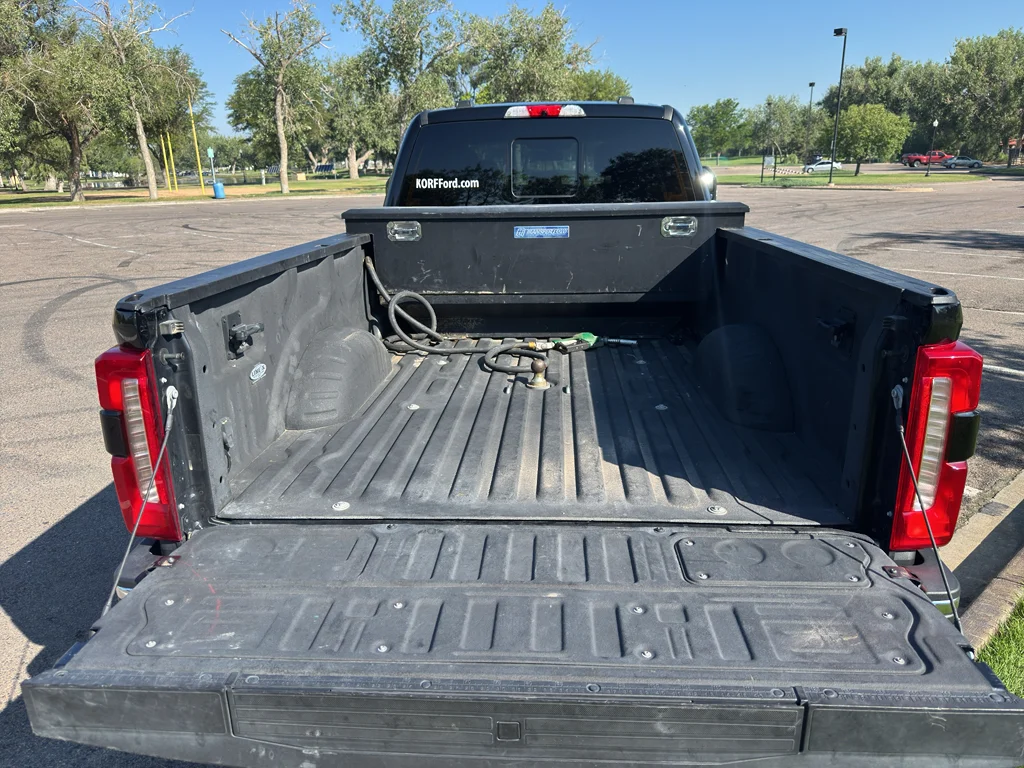 Used 2023 Agate Black Metallic Ford LARIAT image 17