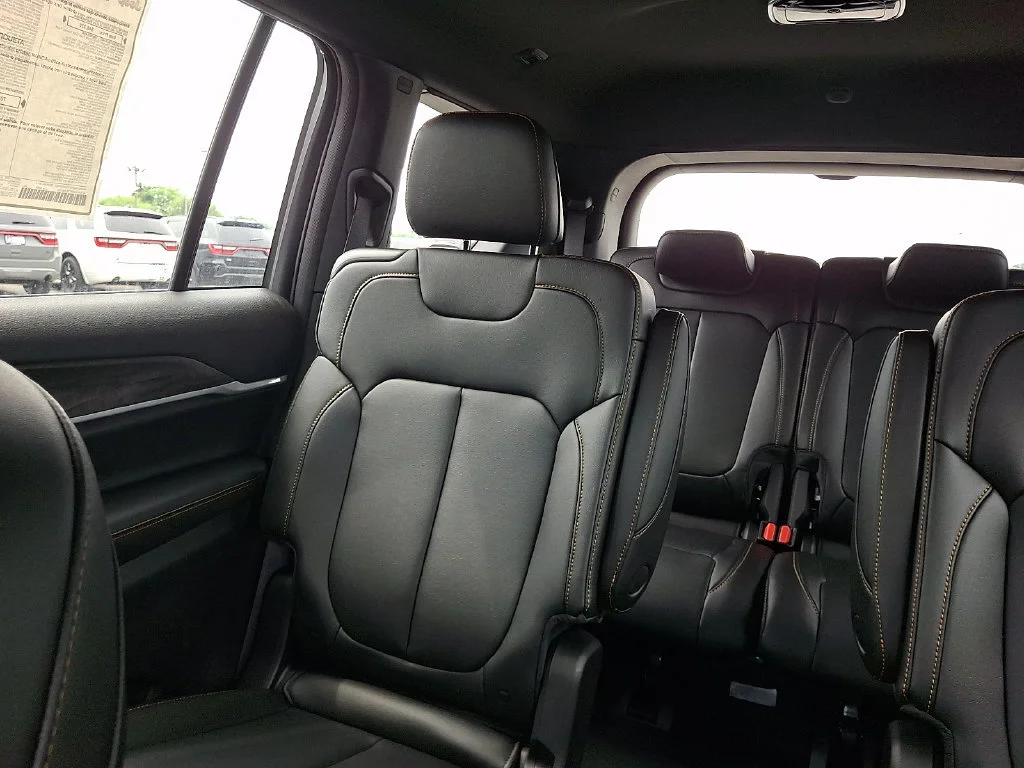 New 2026 Diamond Black Crystal Pearl-Coat Exterior Paint Jeep 85th Anniversary Edition image 13