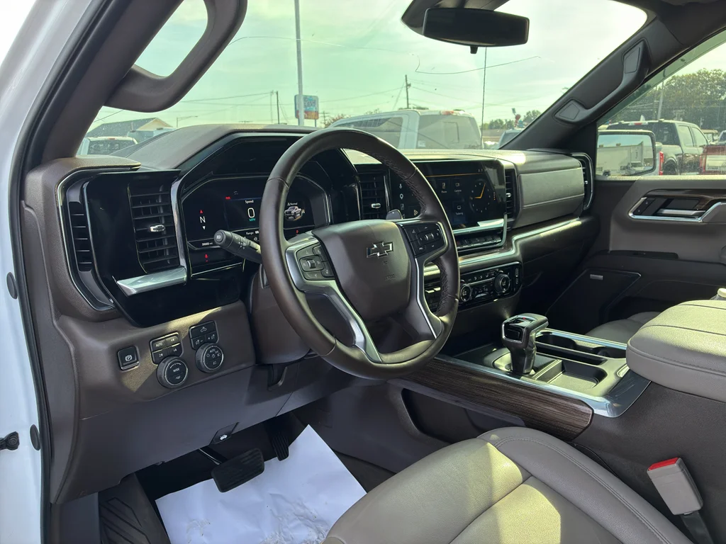 Used 2025 Summit White Chevrolet LT Trail Boss image 11