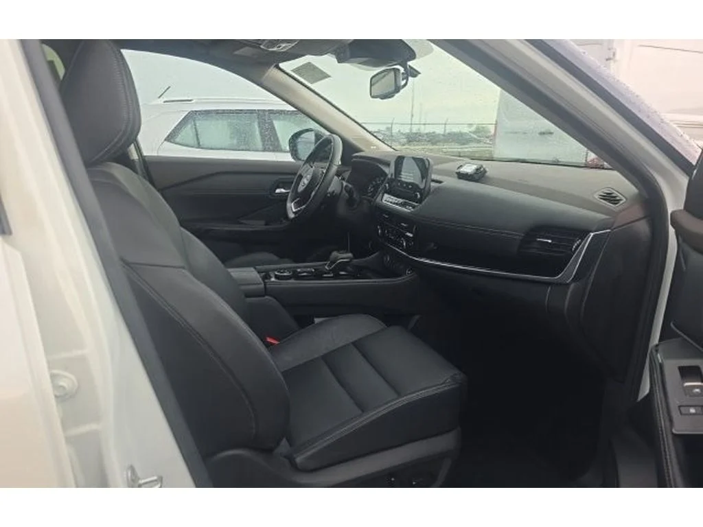 Used 2023 2 Tone White / Black Roof Nissan SL image 6